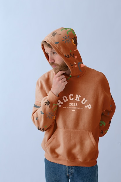 Hombre con diseño de maqueta de sudadera