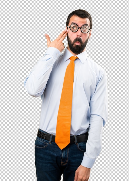 Hombre divertido con gafas haciendo gesto de suicidio
