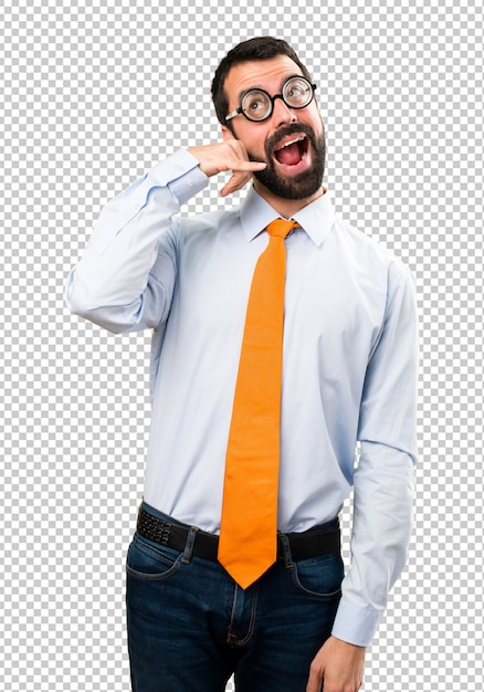 Hombre divertido con gafas haciendo gesto de teléfono