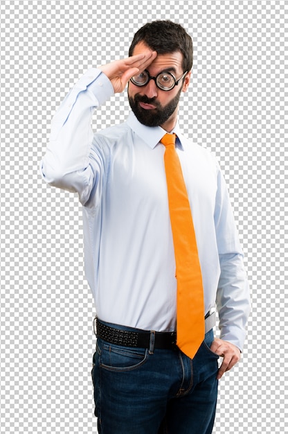 Hombre divertido con gafas saludando