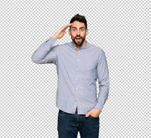 El hombre elegante con camisa acaba de darse cuenta de algo y tiene la intención de la solución.