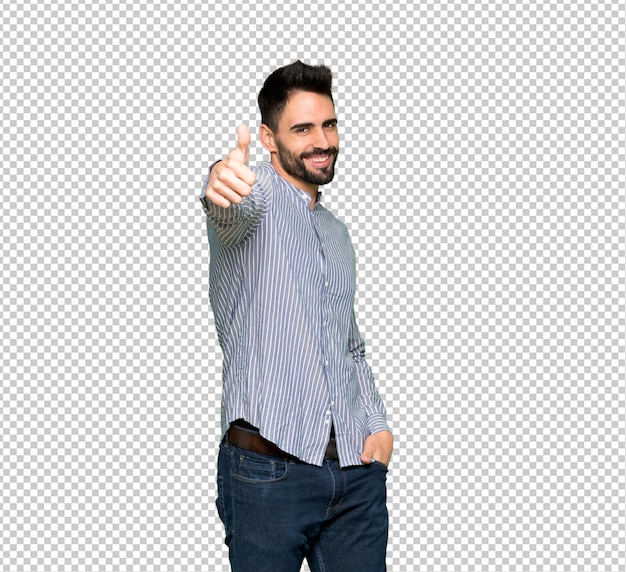 Hombre elegante con camisa dando un gesto con el pulgar hacia arriba porque algo bueno ha sucedido.