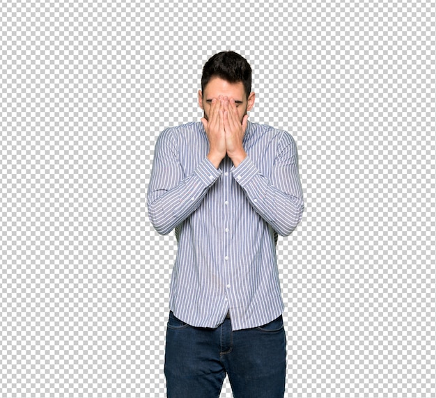 Hombre elegante con camisa con expresión cansada y enferma.