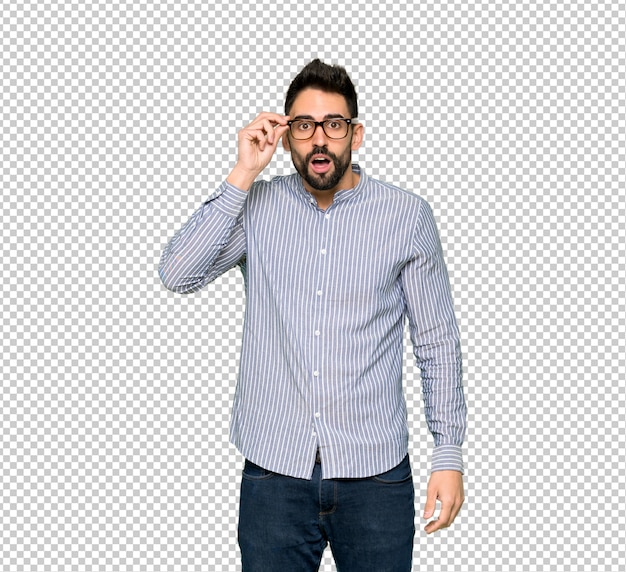 Hombre elegante con camisa con gafas y sorprendido.