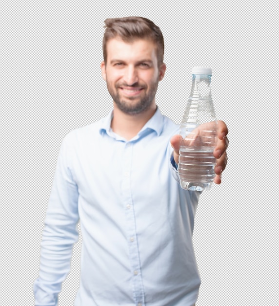 Hombre enseñando botella de agua