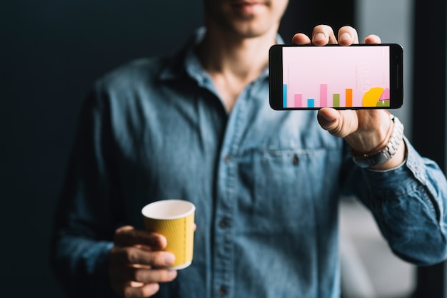 Hombre enseñando plantilla de smartphone