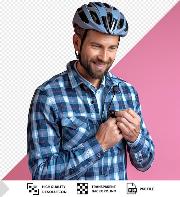 PSD hombre feliz atando el casco de la bicicleta en una pared rosa