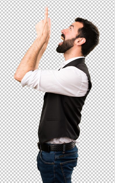 Hombre fresco apuntando hacia arriba