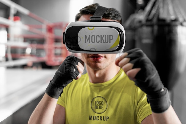 Hombre con gafas de realidad virtual en el entrenamiento de boxeo