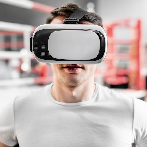 Hombre con gafas de realidad virtual en el entrenamiento de boxeo
