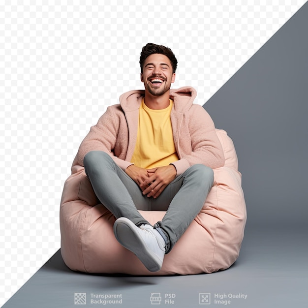 Un hombre con un gorro rosa se sienta en una silla tipo puf.