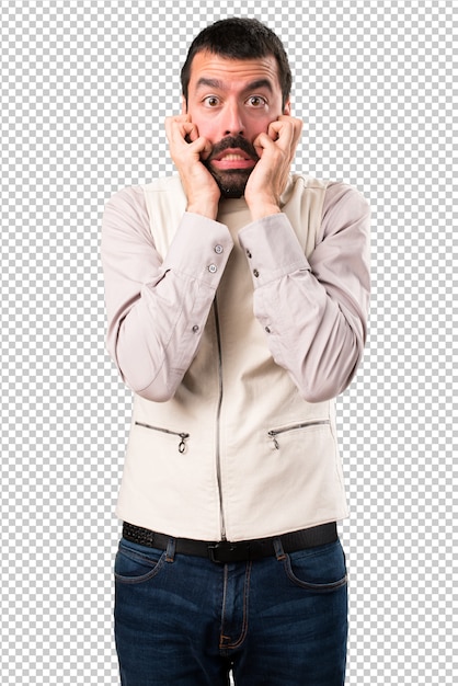 Hombre guapo asustado con chaleco