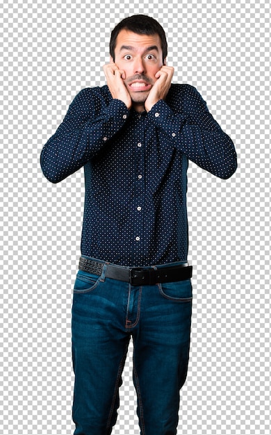 Hombre guapo asustado