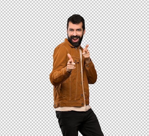 Hombre guapo con barba apuntando hacia el frente y sonriendo