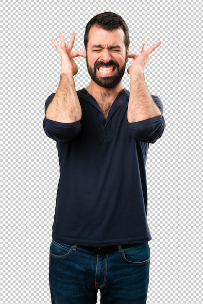 Hombre guapo con barba cubriendo sus orejas