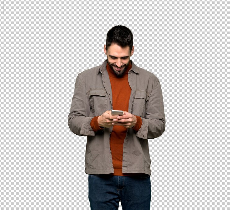 PSD hombre guapo con barba enviando un mensaje con el móvil.