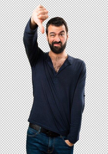 Hombre guapo con barba haciendo mala señal