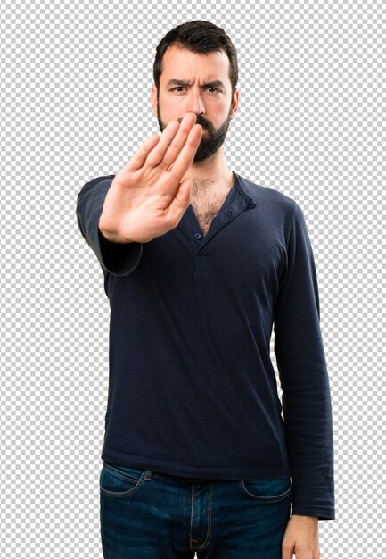 Hombre guapo con barba haciendo señal de stop