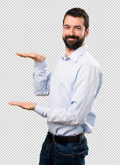 Hombre guapo con barba sosteniendo algo