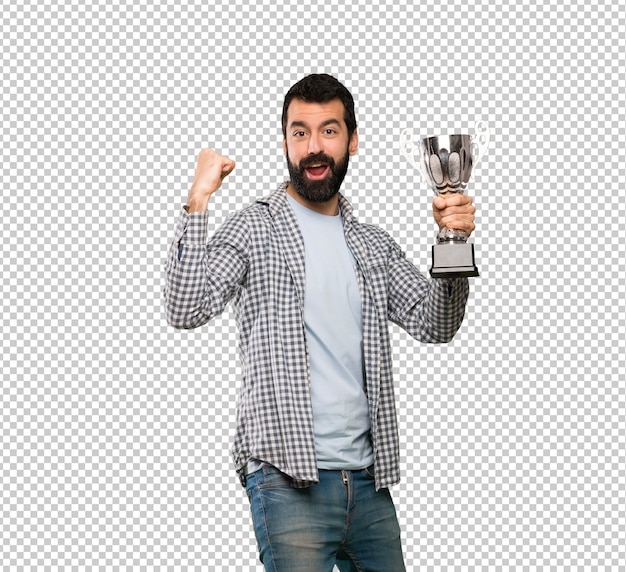 Hombre guapo con barba sosteniendo un trofeo