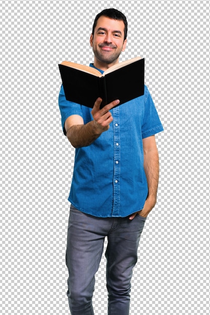 Hombre guapo con camisa azul leyendo un libro