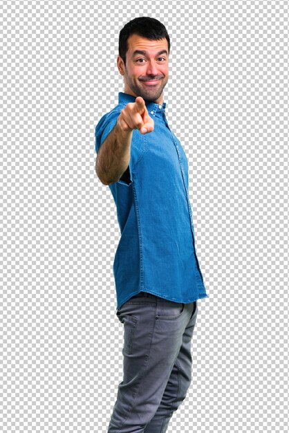 PSD hombre guapo con camisa azul señala con el dedo a ti