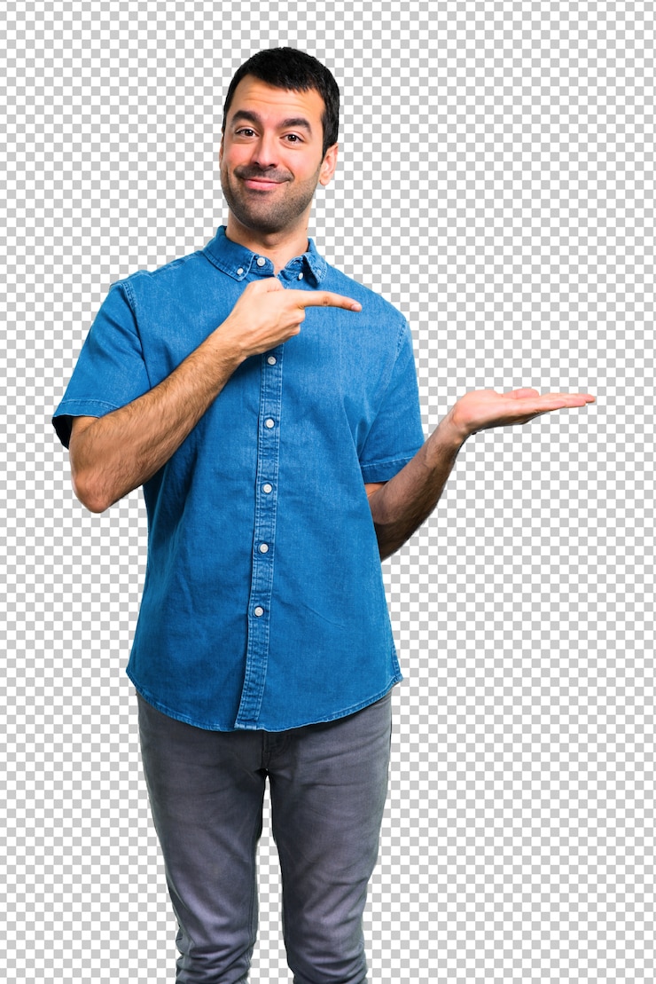 PSD hombre guapo con camisa azul sosteniendo copyspace imaginario en la palma