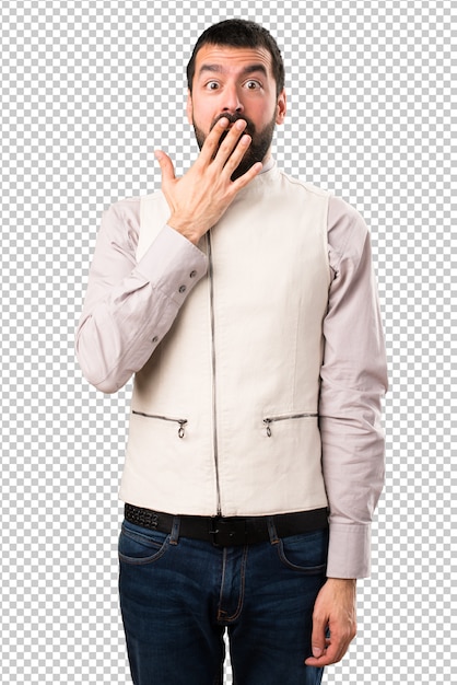 Hombre guapo con chaleco haciendo gesto de sorpresa