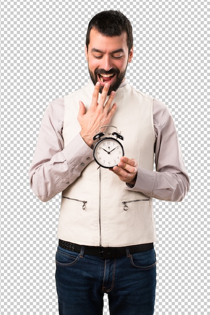 Hombre guapo con chaleco sosteniendo reloj