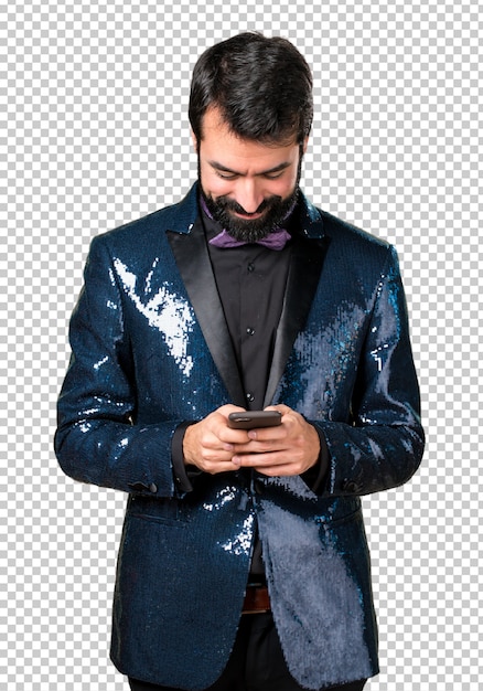 Hombre guapo con chaqueta de lentejuelas hablando con movil