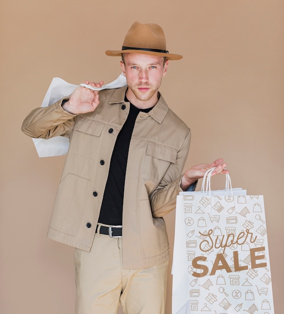 Hombre guapo día de compras de cierre