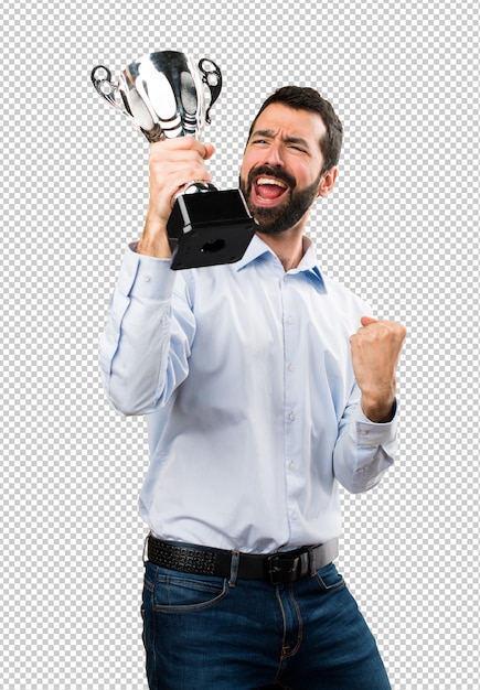 Hombre guapo feliz con barba sosteniendo un trofeo