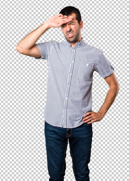 Hombre guapo con fiebre