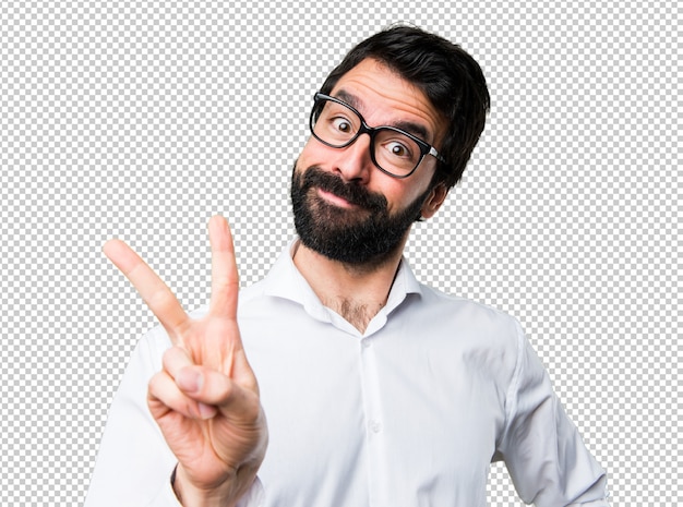 Hombre guapo con gafas haciendo gesto de victoria