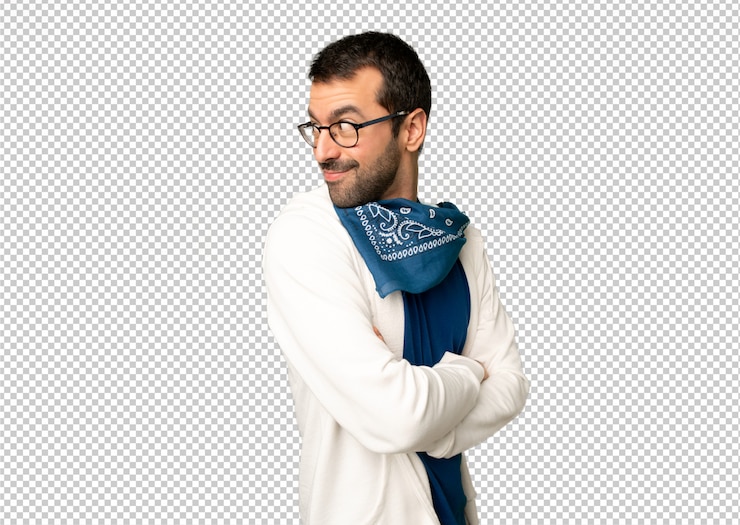 PSD hombre guapo con gafas mirando por encima del hombro con una sonrisa