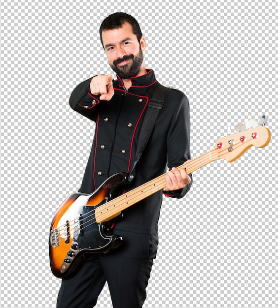 PSD hombre guapo con guitarra apuntando al frente