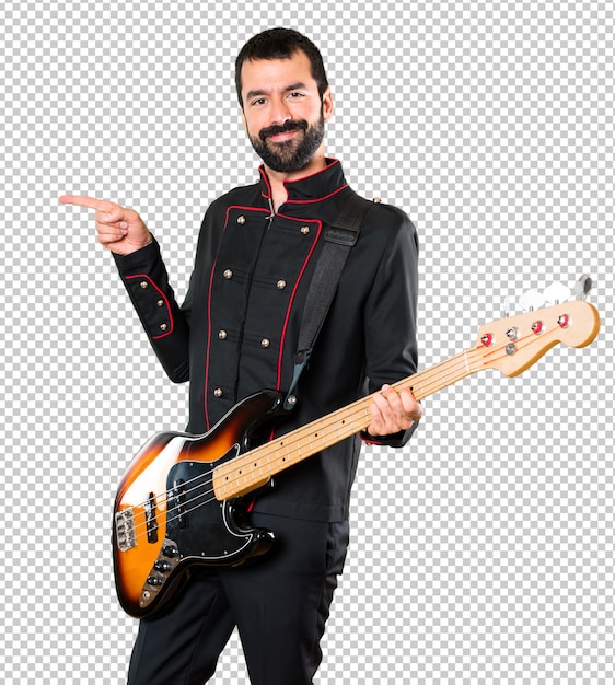 PSD hombre guapo con guitarra apuntando al lateral.