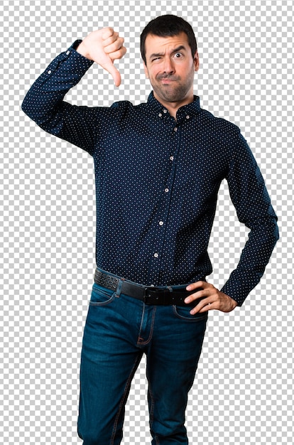 Hombre guapo haciendo mala señal