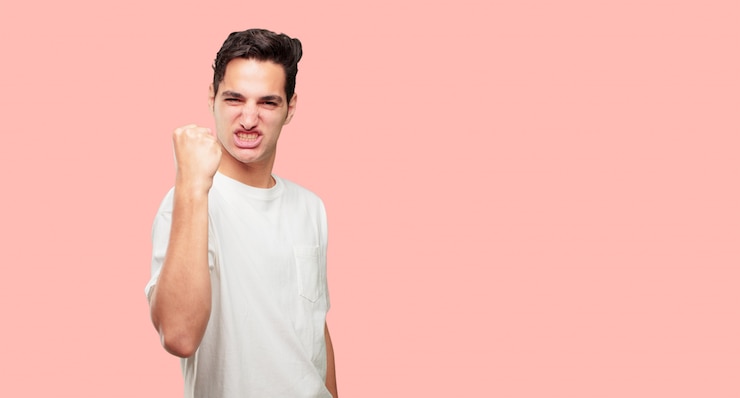 PSD hombre guapo joven gesticular victoria, con una mirada feliz, orgullosa y satisfecha en la cara