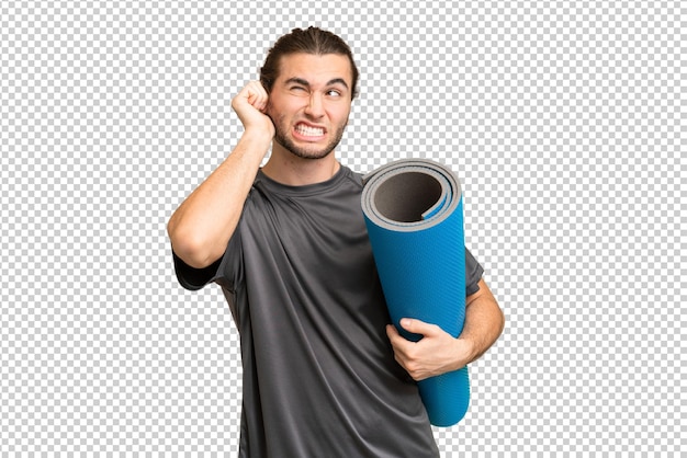Hombre guapo joven sobre fondo aislado