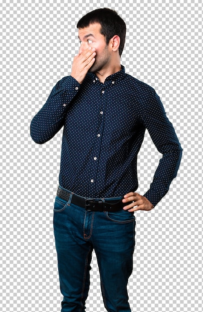 Hombre guapo que cubre su boca