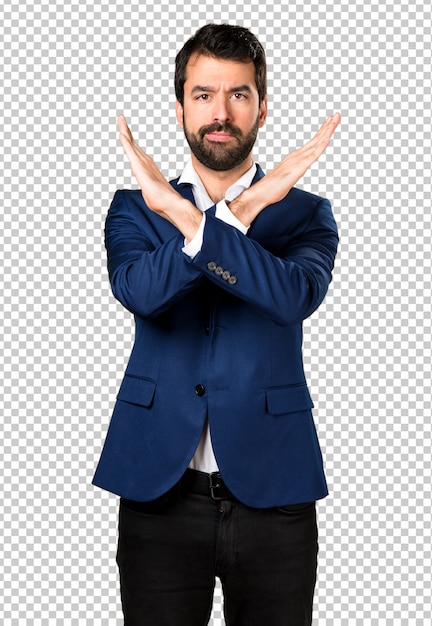 Hombre guapo que no hace ningún gesto