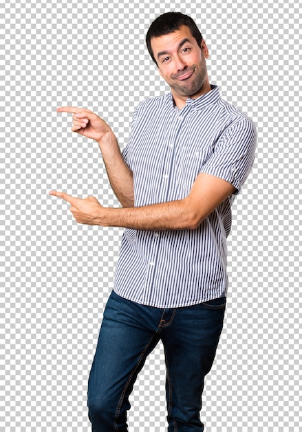 Hombre guapo señalando hacia el lateral