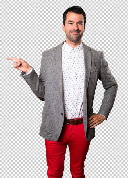 Hombre guapo señalando hacia el lateral