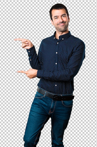 Hombre guapo señalando hacia el lateral
