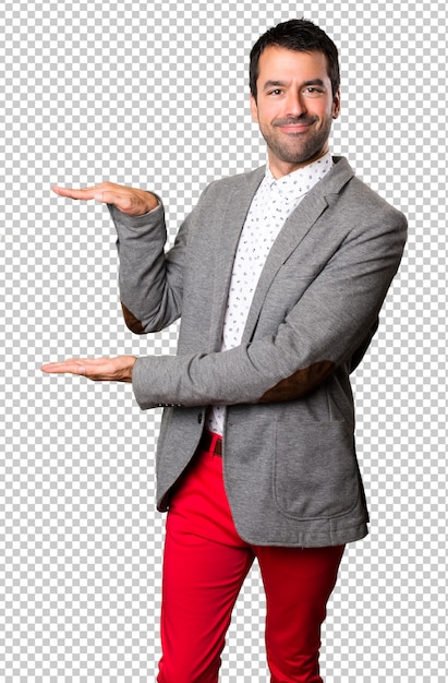 Hombre guapo sosteniendo algo
