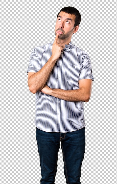 Hombre guapo teniendo dudas