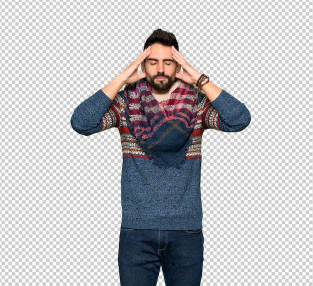 Hombre hippie infeliz y frustrado con algo.