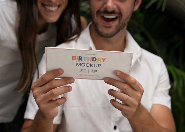 Hombre con invitación de fiesta de cumpleaños de maqueta