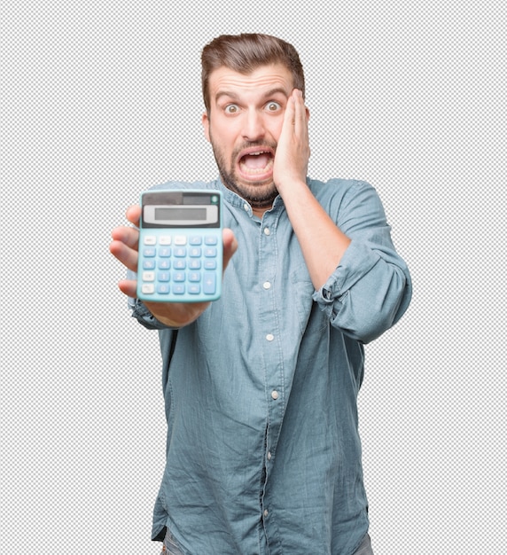 Hombre joven asustado con calculadora